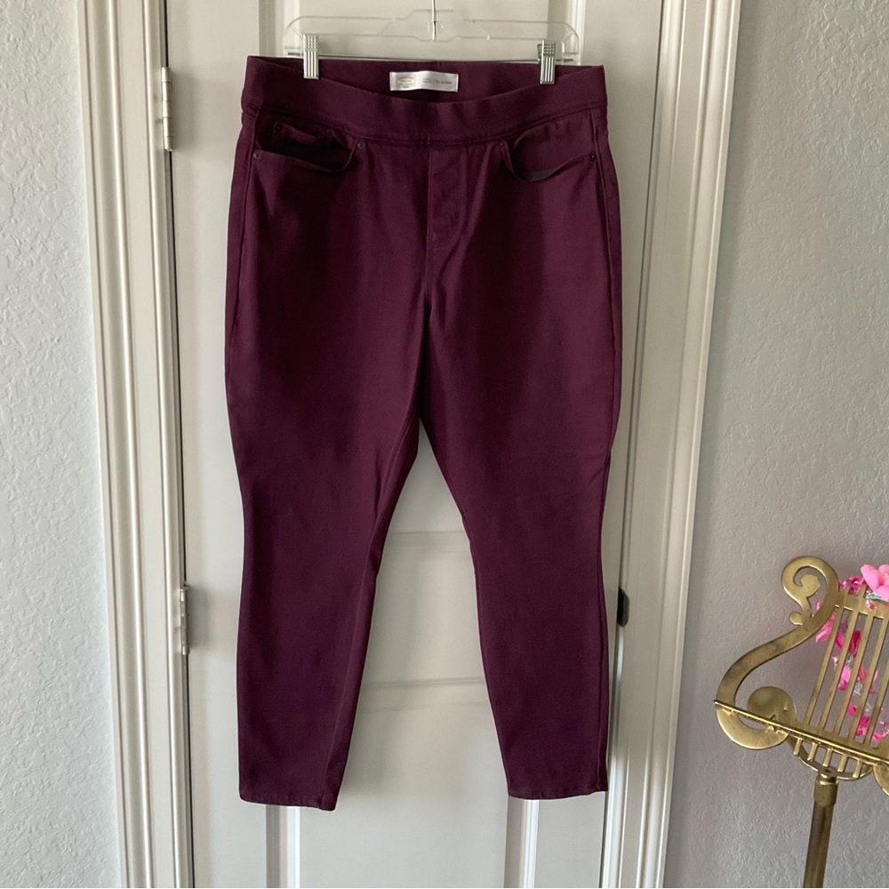 Levi’s Gold Signature Totally Shaping Pull-On Skinny Jeans. Size 16S. Wine